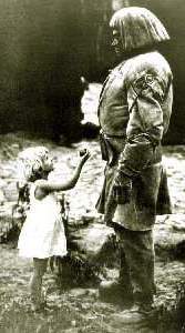 Schwarz-weiß Bild: ein kleines Mädchen und ein Mann